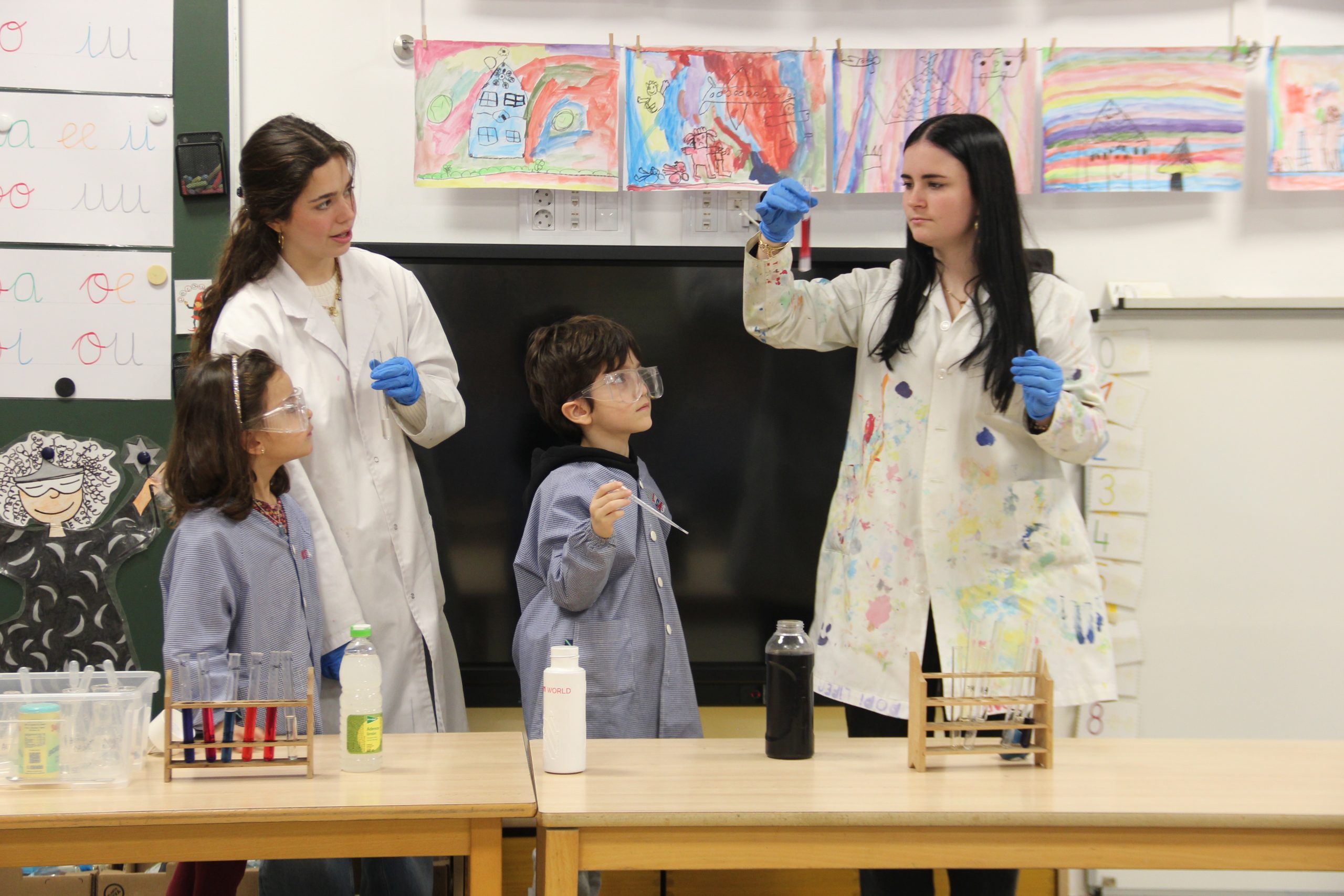 L’Escola s’omple de tallers i experiments per la Setmana de la Ciència